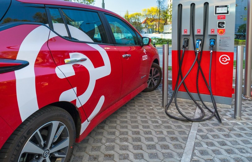 Samochody elektryczne nigdy nie osiągną cen aut spalinowych? / Arkadiusz Ziolek /East News
