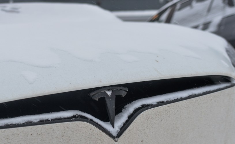 Samochody elektryczne potrafią mieć spore problemy zimą - dotyczy to również modeli Tesli, tak zwykle cenionej przez kierowców /Getty Images