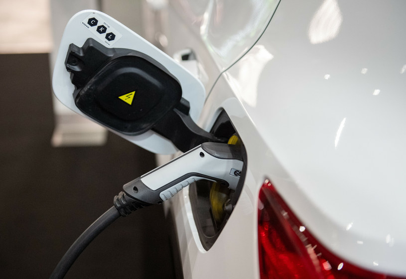 Samochody elektryczne tracą na wartości znacznie szybciej niż spalinowe /Łukasz Gdak /East News