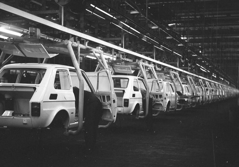 Samochody Fiat 126 na taśmie montażowej. Fabryka Samochodów Małolitrażowych w Tychach /Z archiwum Narodowego Archiwum Cyfrowego