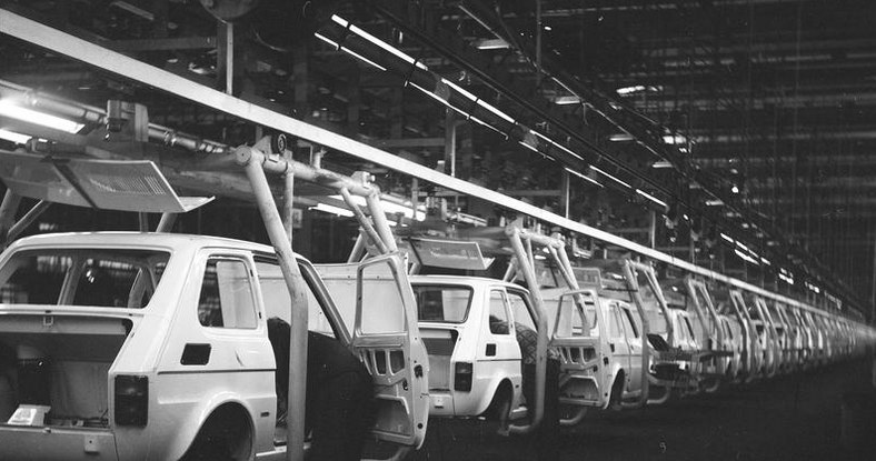 Samochody Fiat 126 na taśmie montażowej. Fabryka Samochodów Małolitrażowych w Tychach /Z archiwum Narodowego Archiwum Cyfrowego