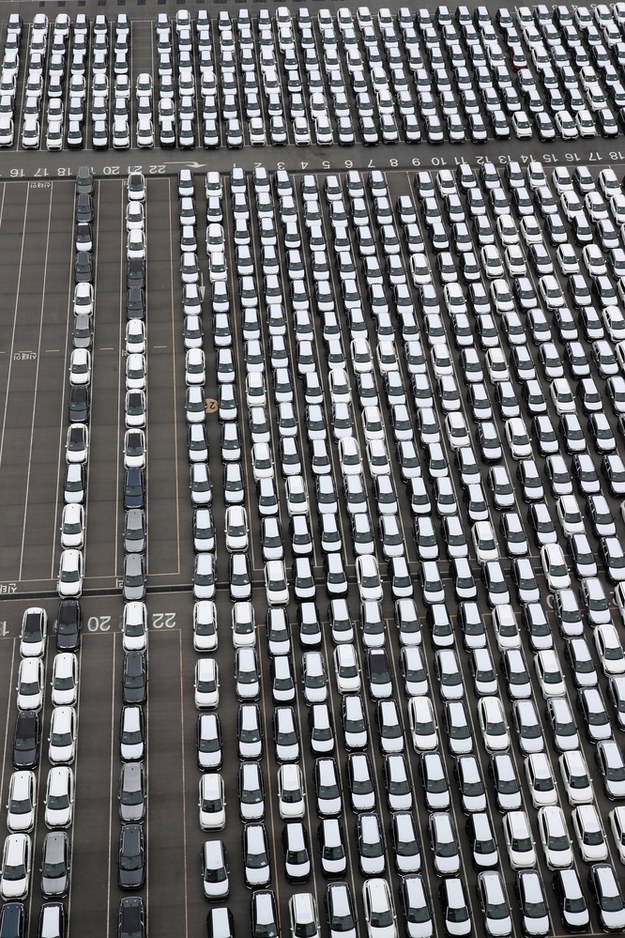 Samochody Kia Corporation czekają na wysyłkę w fabryce w w południowo-zachodnim mieście Gwangju w Korei Południowej. /YONHAP   /PAP/EPA