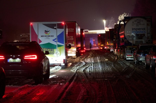 Samochody, które utknęły na A3 w Nadrenii-Palatynacie /THOMAS FREY  /PAP/EPA