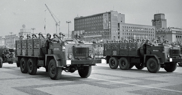 Samochody marki Star 66 w służbie LWP. Defilada 22 lipca 1964 r. w Warszawie/Wydawnictwo Vesper /materiały prasowe