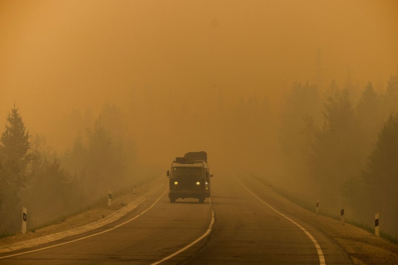 Samochody na drodze pod Jakuckiem /DIMITAR DILKOFF /AFP