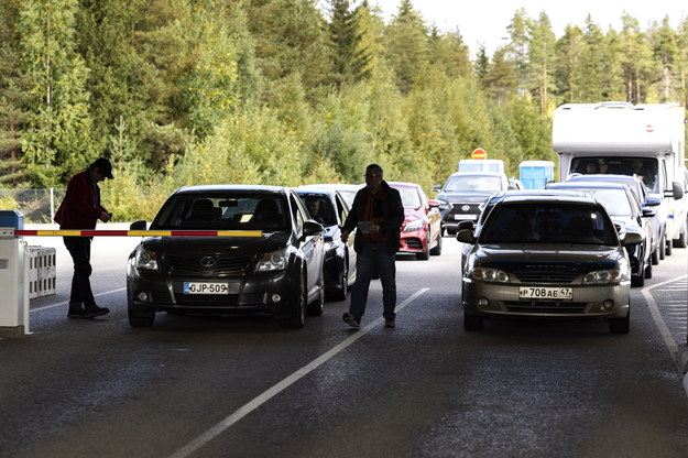 Samochody na fińsko-rosyjskim przejściu granicznym w miejscowości Vaalimaa /RONI REKOMAA /PAP/EPA