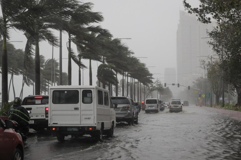 Samochody na podtopionej drodze w Manili /MARK R. CRISTINO /PAP/EPA
