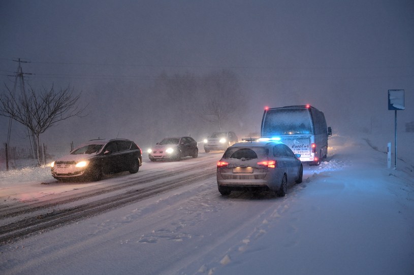 Samochody na zaśnieżonej drodze w Krzywczy na Podkarpaciu /Darek Delmanowicz /PAP