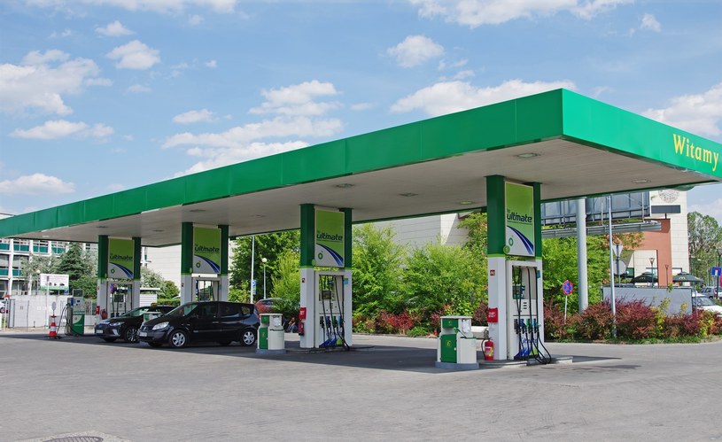 Samochody nie jeżdżą, więc ceny paliw spadają /Marek Bazak /East News