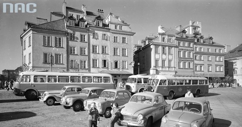 Samochody osobowe różnych marek oraz autokary wycieczkowe parkujące na placu Zamkowym - widok od strony Krakowskiego Przedmieścia, 1963 /Zbyszko Siemaszko /Z archiwum Narodowego Archiwum Cyfrowego