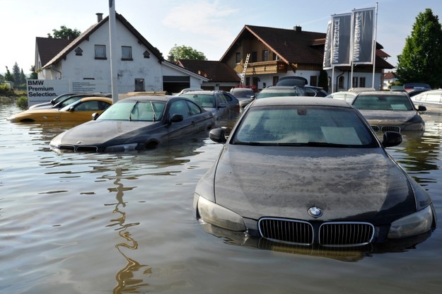 Auto po powodzi? Mechanik radzi, jak poznać i co sprawdzić