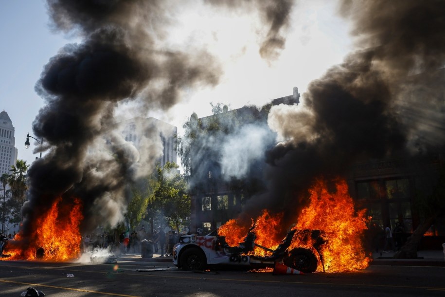 Samochody podpalone w czasie zamieszek w Los Angeles /CAROLINE BREHMAN /PAP/EPA