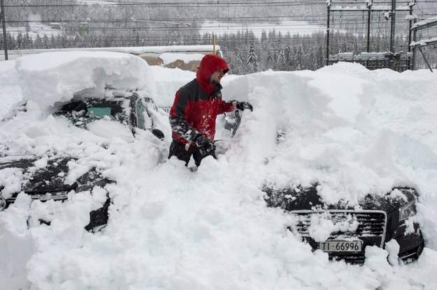 Samochody pokrywa ponad metrowa warstwa śniegu /KARL MATHIS  /PAP/EPA