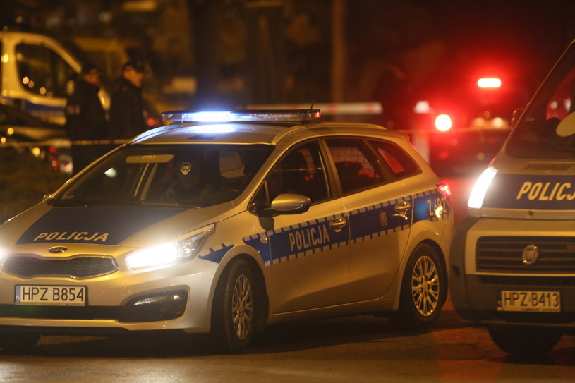Samochody policyjne przed Cmentarzem Powązkowskim w Warszawie /Leszek Szymański /PAP