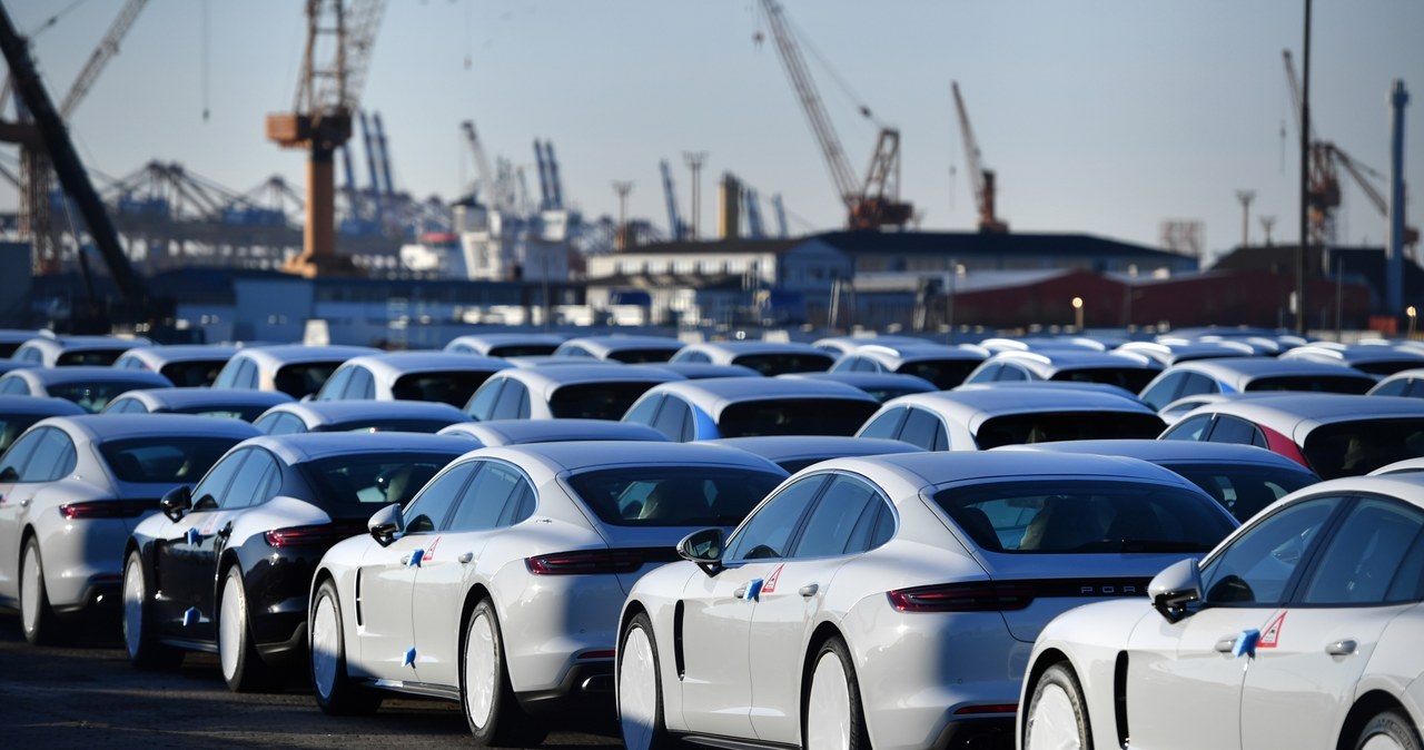 Samochody Porsche przygotowane do eksportu w procie w Bremerhaven /Getty Images