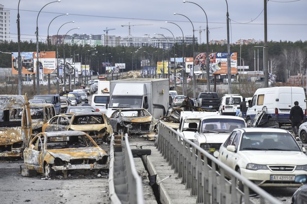 Samochody porzucone na drogach wokół Irpienia /OLEG PETRASYUK /PAP/EPA