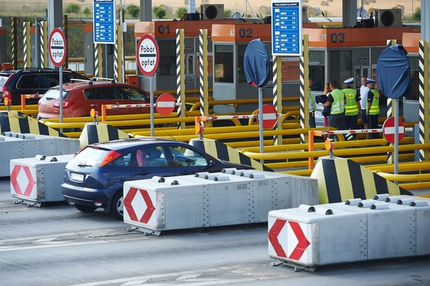 Samochody przejeżdżają przez otwarte bramki na placu poboru opłat w Rusocinie /Adam Warżawa /PAP