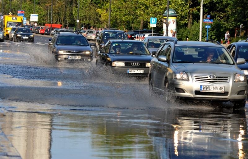 Samochody raczej nie lubią wody... /Maciej Gostymski /East News
