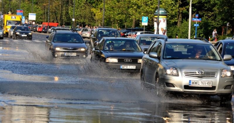 Samochody raczej nie lubią wody... /Maciej Gostymski /East News