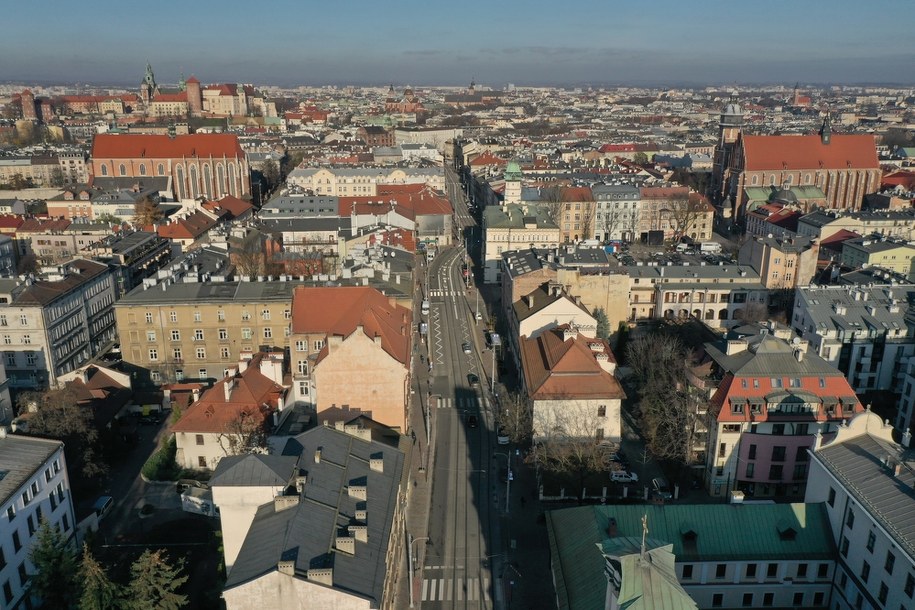 Samochody ruszyły ulicą Krakowską w centrum Krakowa...po niemal 11 miesiącach od terminu zakończenia remontu /Jacek Skóra /RMF24