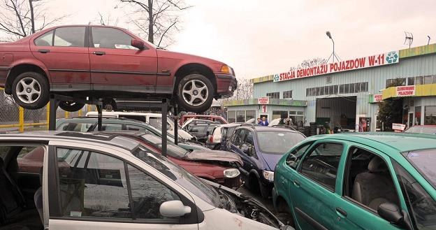 Samochody są demontowane. Ale nie zawsze legalnie / Fot: Jan Bielecki /East News