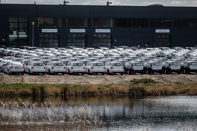 Samochody stoją i czekają. A Polacy kupują używane /Getty Images