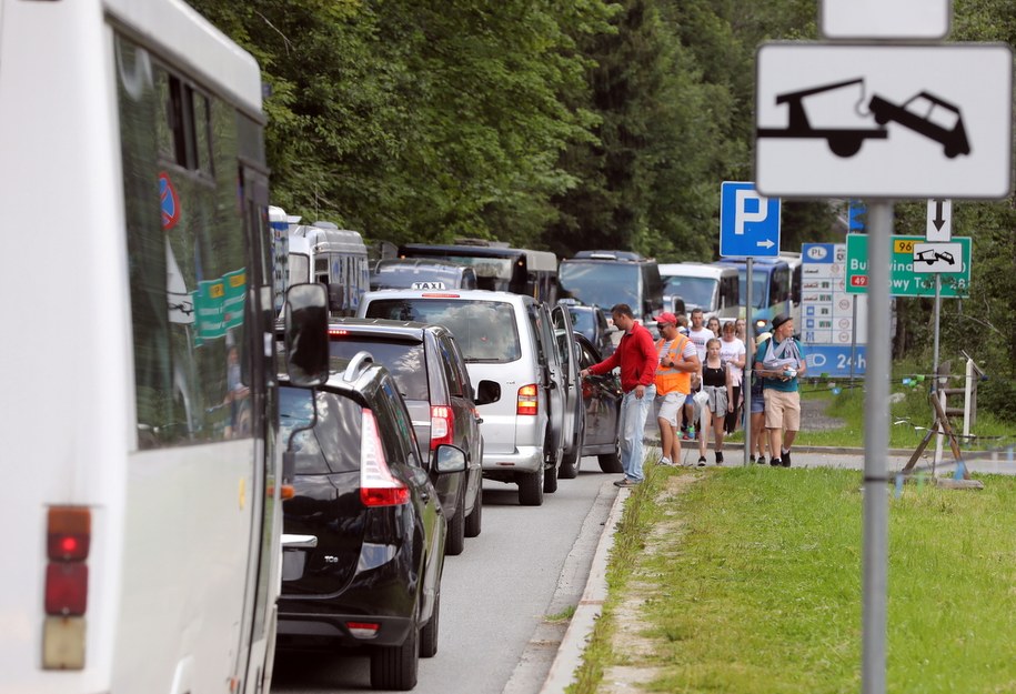 Samochody stoją w korku na Łysej Polanie / 	Grzegorz Momot    /PAP