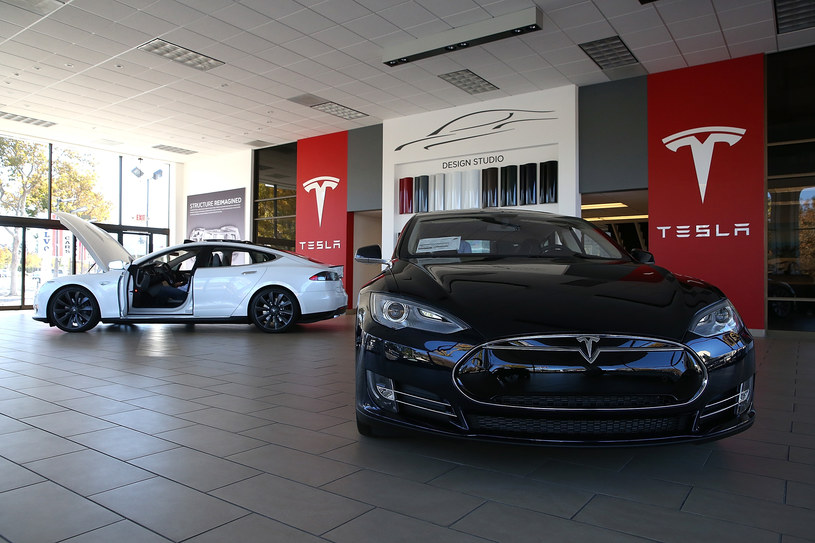 Samochody Tesla wciąż cieszą się dużym powodzeniem /Getty Images
