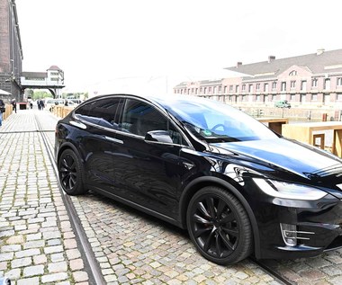 Samochody Tesla wciąż samodzielnie hamują na drogach 