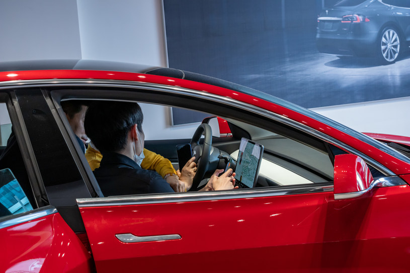 Samochody Tesli można bardzo mocno zintegrować ze smartfonami... /Getty Images