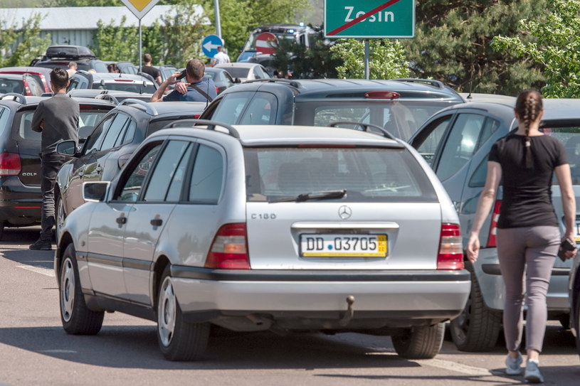 Samochody używane mogą wjechać do Ukrainy w Zosinie i Dorohusku /Wojtek Jargiło /PAP