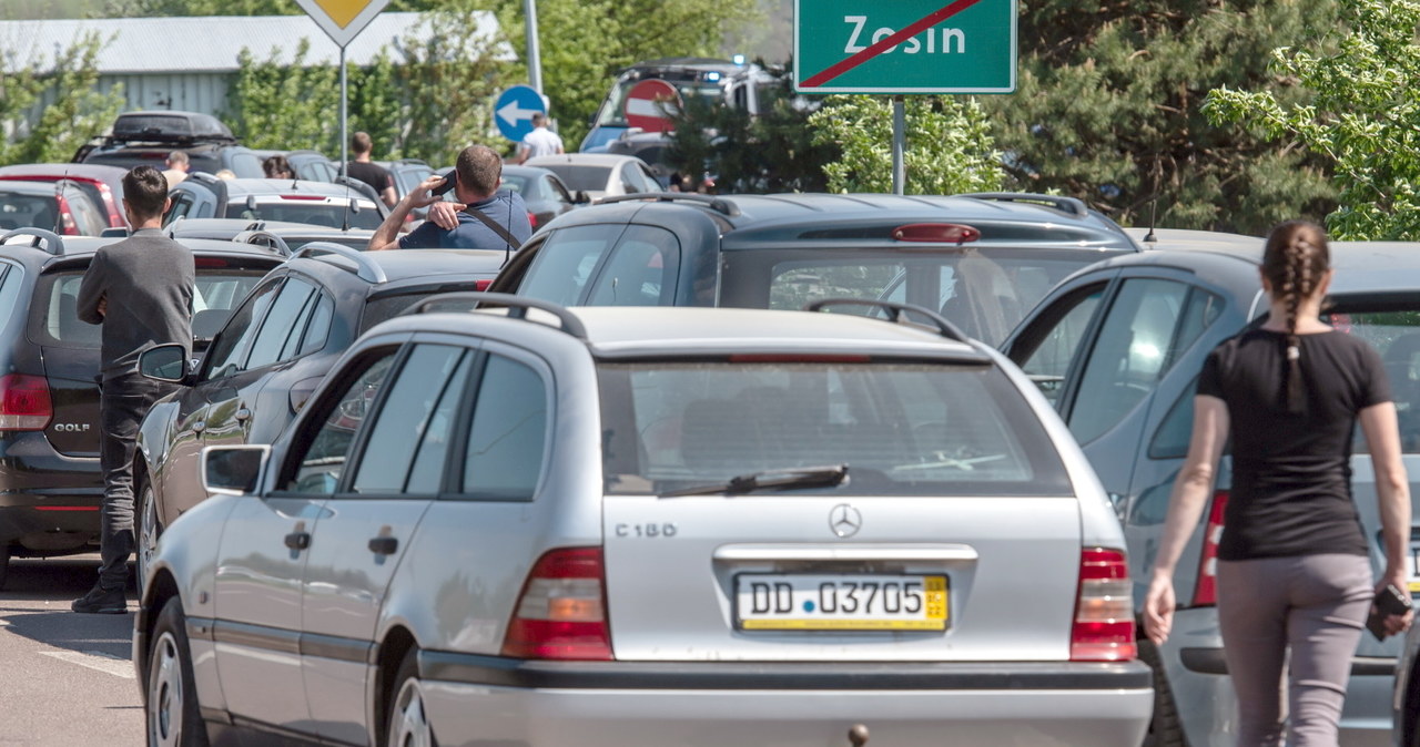 Samochody używane mogą wjechać do Ukrainy w Zosinie i Dorohusku /Wojtek Jargiło /PAP