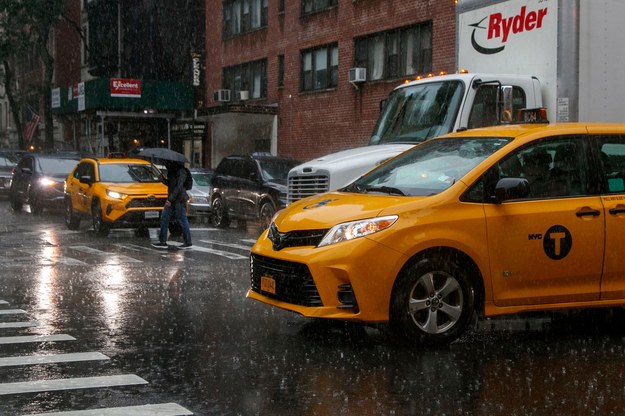 Samochody w deszczu na jednej z ulic Nowego Jorku /SARAH YENESEL /PAP/EPA