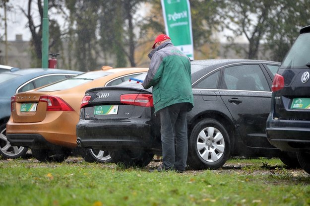 Aut na pęczki, ukrytych wad również. „Rz” o zakupach Polaków