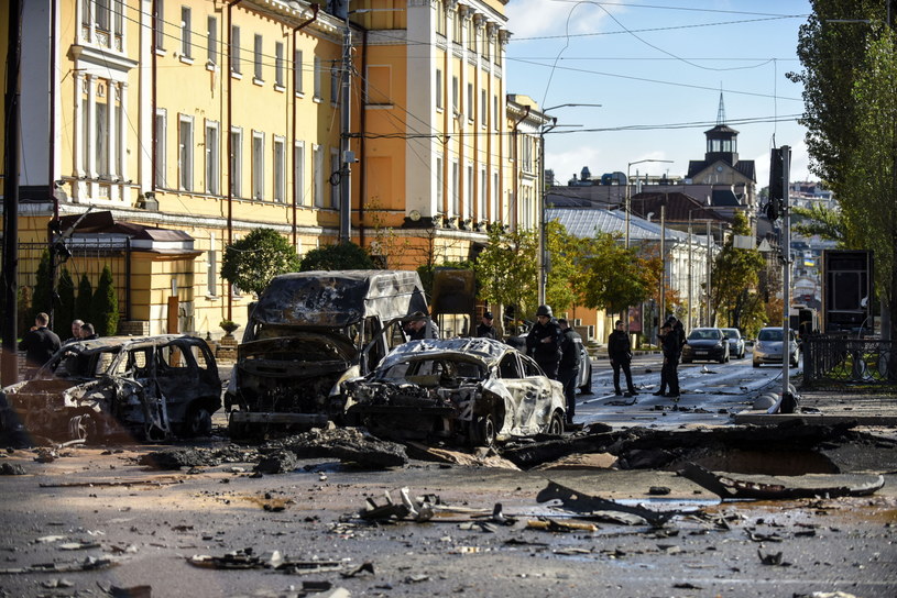 Samochody w Kijowie zniszczone w ataku rakietowym /OLEG PETRASYUK /PAP/EPA