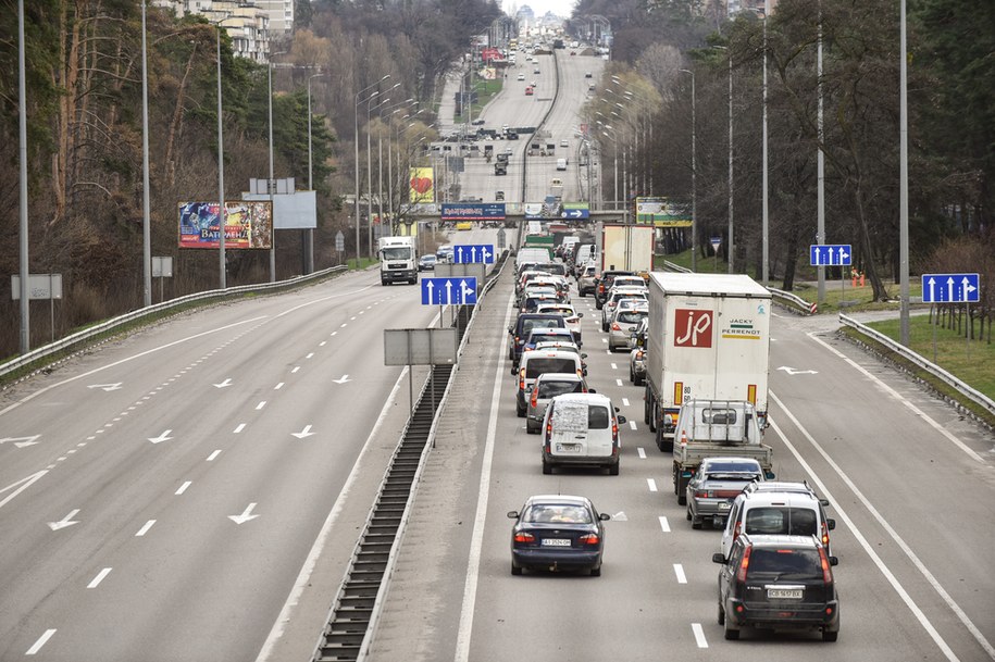 Samochody w kolejce przed punktem kontrolnym przed wjazdem do Kijowa /OLEG PETRASYUK /PAP/EPA