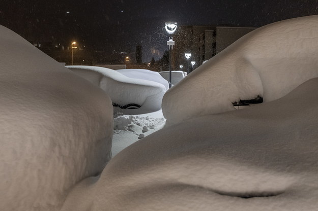 Samochody  w St. Moritz pokryte gruba warstwą śniegu /JEAN-CHRISTOPHE BOTT /PAP/EPA