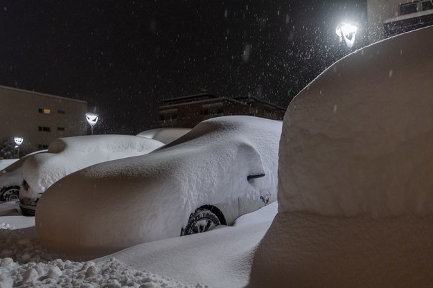 Samochody  w St. Moritz pokryte gruba warstwą śniegu /JEAN-CHRISTOPHE BOTT /PAP/EPA