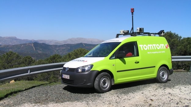 Samochody z kamerami, anteną GPS i miernikami laserowymi pomagają tworzyć nowoczesne mapy nawigacyjne, zbierając m.in. dane o kierunkach ruchu. /Motor