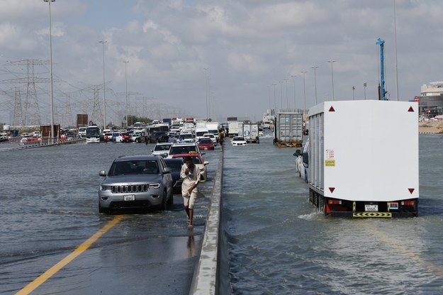 Samochody zalane na autostradzie w Dubaju /STRINGER /PAP/EPA