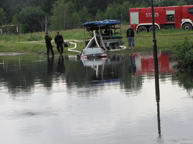 Samochody zalane po dach w Rudzie Śląskiej /Anna Kropaczek /RMF FM