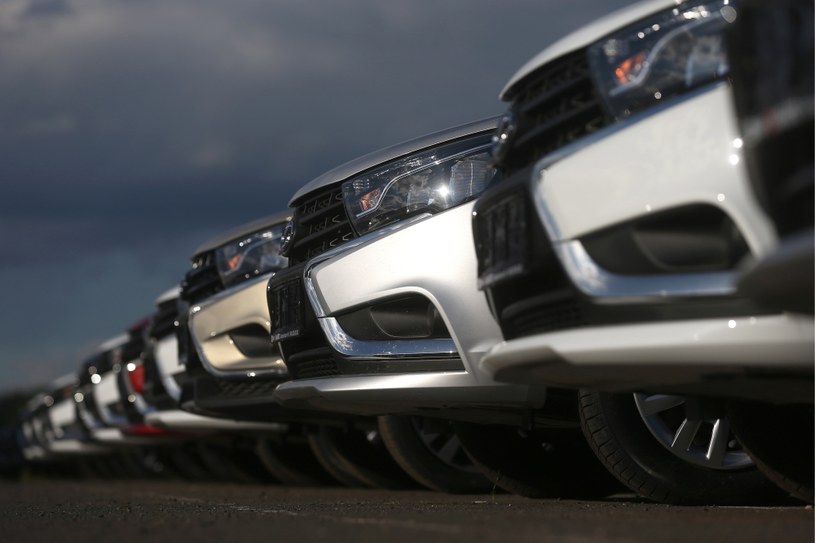 Samochody zalegają na placach dilerów i importerów. Rynek się załamał /Getty Images