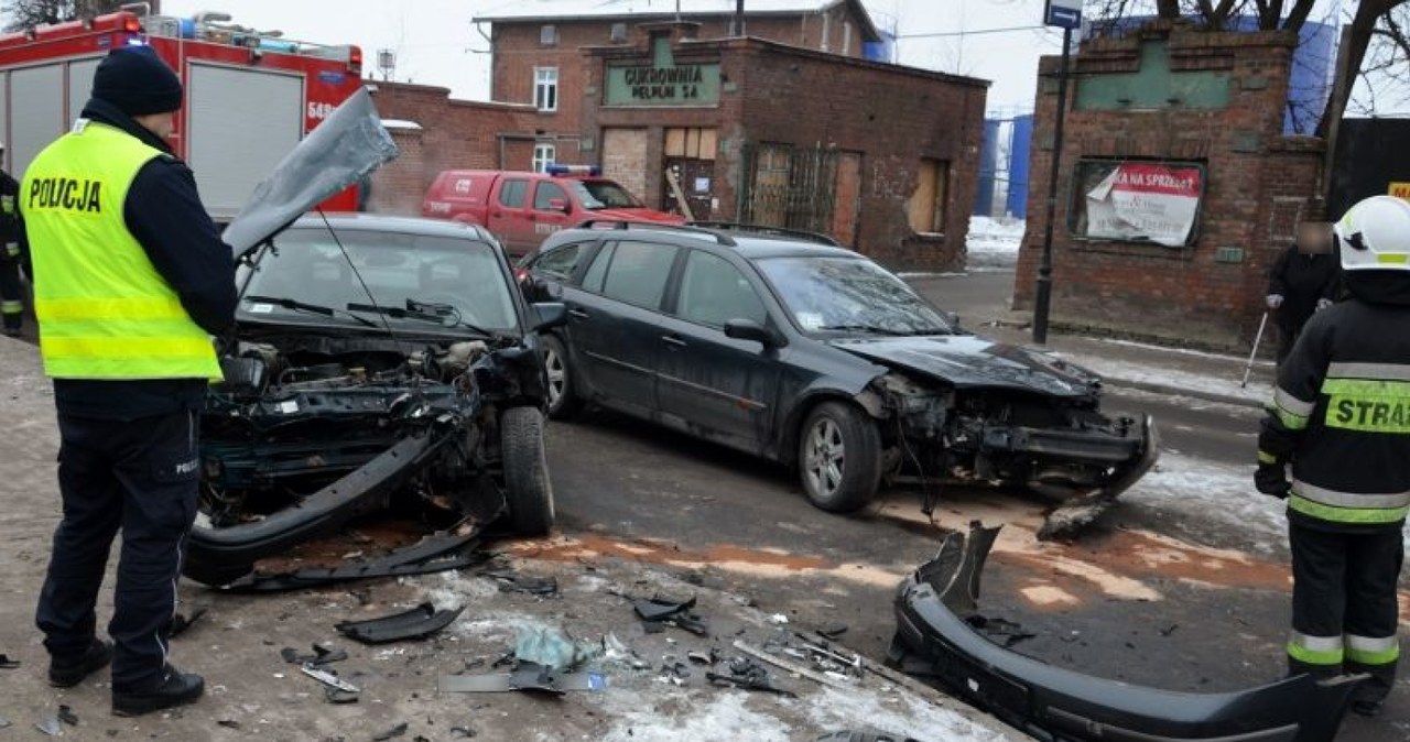 Samochody zostały poważnie uszkodzone, dwie osoby trafiły do szpitala /Policja