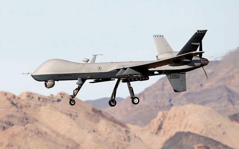 Samodzielne drony wyposażone w samouczące się algorytmy będą stawały się coraz lepsze w zabijaniu /AFP