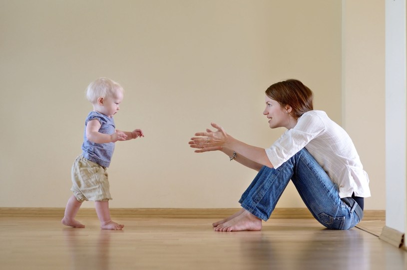 Samodzielnych kroków dziecka możesz się spodziewać wkrótce po jego pierwszych urodzinach /123RF/PICSEL