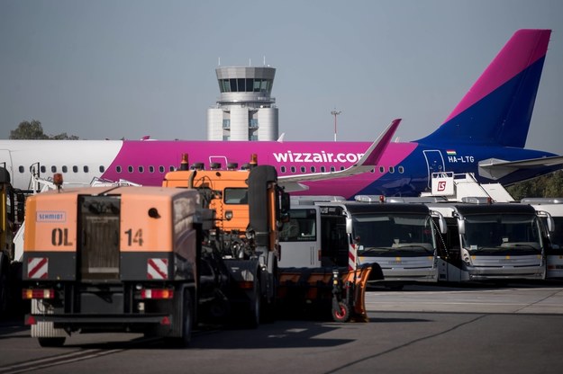Samolot Airbus A321 węgierskich linii lotniczych Wizz Air na krakowskim lotnisku im. Jana Pawała II w Balicach //Łukasz Gągulski /PAP