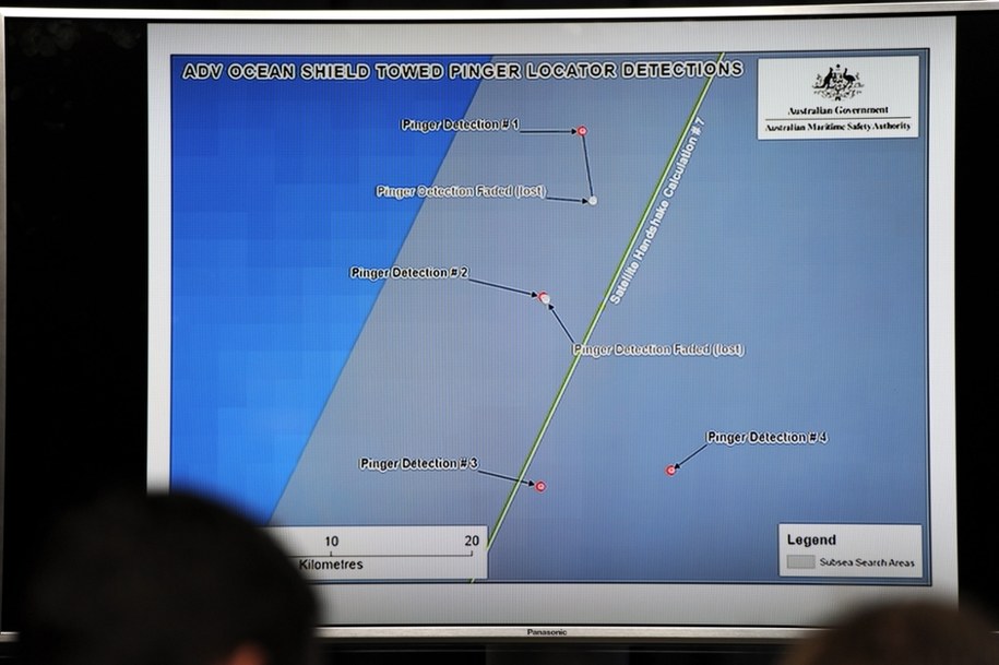 Samolot Boeing 777 linii Malaysia Airlines, wykonujący lot MH370, najprawdopodobniej rozbił się w wodach Oceanu Indyjskiego 8 marca 2014 roku /PAP/EPA/GREG WOOD / POOL /