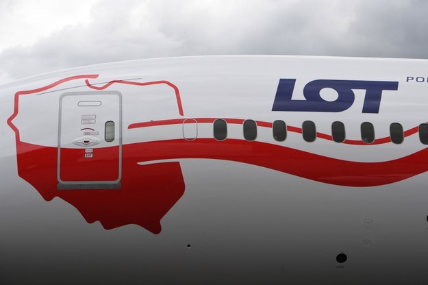 Samolot Boeing 787-9 pomalowany w biało-czerwone barwy /Radek Pietruszka /PAP