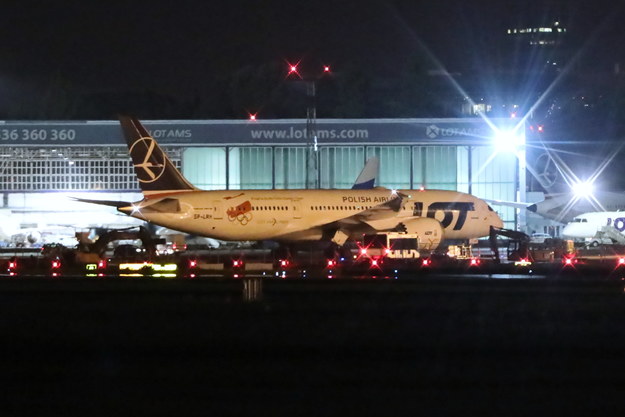 Samolot Boeing Dreamliner 787 z ewakuowanymi z Afganistanu ląduje na lotnisku Okęcie w Warszawie /Wojciech Olkuśnik /PAP
