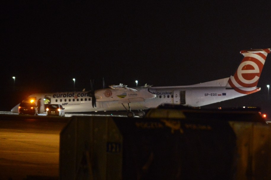Samolot Bombardier Dash Q400 Polskich Linii Lotniczych LOT lecący z Krakowa do Warszawy wylądował awaryjnie na warszawskim Lotnisku Chopina /Jakub Kaminski /PAP